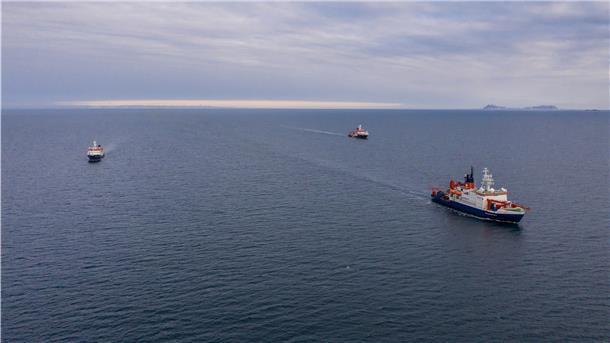 Der Forschungseisbrecher „Polarstern“ ist mit den Forschungsschiffen „Maria S. Merian“ und „Sonne“ zusammengetroffen. Jetzt kann Personal gewechselt werden.