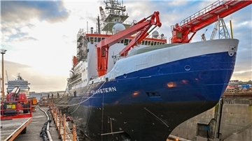 Der Forschungseisbrecher „Polarstern“ steht nach der langen MOSAIC-Expedition länger als üblich im Dock der Lloyd Werft auf dem Trockenen.