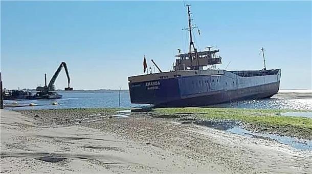 An „Amanda“ kam keiner vorbei: Frachtschiff blockiert Hafen von Wangerooge Der Frachter „Amanda“ lag quer vor der Hafenzufahrt Wangerooge.