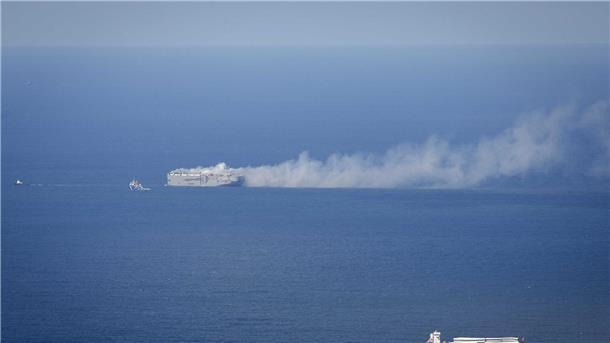 Schiffsbrandexperte: Löschen von Schiffen sehr schwierig Der Frachter „Fremantle Highway“ brennt in der Nordsee oberhalb von Ameland.
