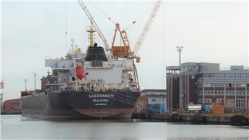 Der Frachter „Lascombes“ soll nach dem Großbrand an Bord nun an der Ausrüstungskaje der Werft entladen werden. Foto: Eckardt
