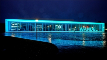 Der FRAME – oder Rahmen – kann das gesamte Farbspektrum abbilden und wird mit einsetzender Dunkelheit angestellt. Die Lichtleisten tauchen das Schifffahrtsmuseum in weiches Licht.