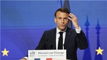 Der französische Präsident Emmanuel Macron fordert eine europäische Verteidigungsstrategie mit einer gemeinsamen Rüstungsindustrie und einer über Fonds der EU finanzierte beschleunigte Aufrüstung.