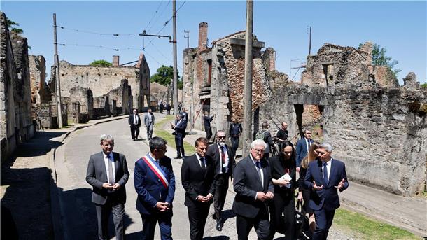 Versöhnungsgesten am Ort des SS-Massakers Der französische Präsident Emmanuel Macron und der deutsche Bundespräsident Frank-Walter Steinmeier gehen an Ruinen in Oradour-sur-Glane vorbei.