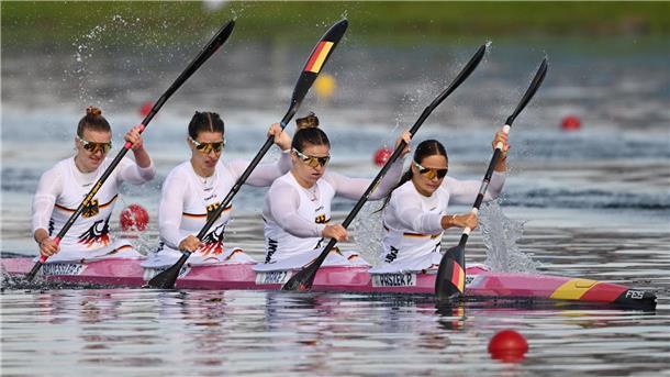 Kajak-Vierer überzeugen bei Olympia Der Frauen-Vierer zieht direkt als Vorlauf-Schnellster ins Finale ein.