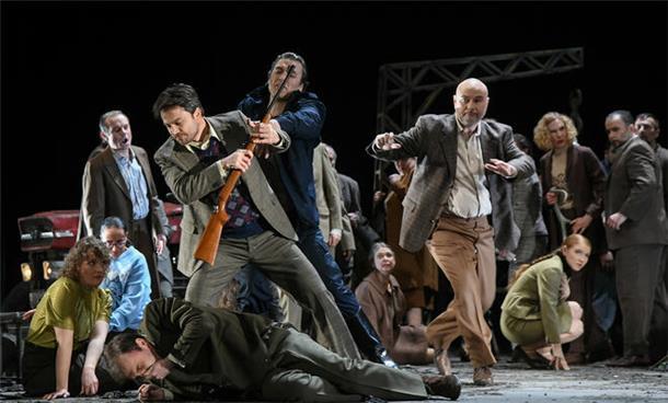 Andrew Irwin (Kilian), Konstantinos Klironomos (Max), Thomas Weinhappel (Kaspar) sowie der Opernchor und der Extrachor.