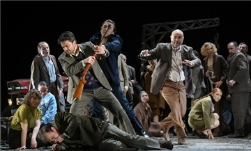 Andrew Irwin (Kilian), Konstantinos Klironomos (Max), Thomas Weinhappel (Kaspar) sowie der Opernchor und der Extrachor.