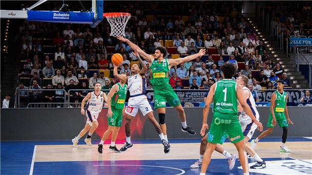 Eisbären erleben Bauchlandung gegen Aufsteiger Koblenz Der frühere Bremerhavener Moses Pölking macht sich ganz lang, um den Korbleger von Rayshwan Simmons (links) zu verhindern.