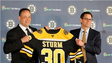 Der frühere Bundestrainer Marco Sturm (l) ist der 30. Trainer bei den Boston Bruins und erster deutsche Coach in der NHL.