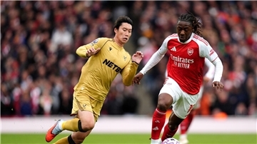 Arsenal baut Führung aus - Man City patzt bei Aston Villa Der frühere Crystal-Palace-Profi Eberechi Eze (r.) erzielte das Siegtor für Arsenal.