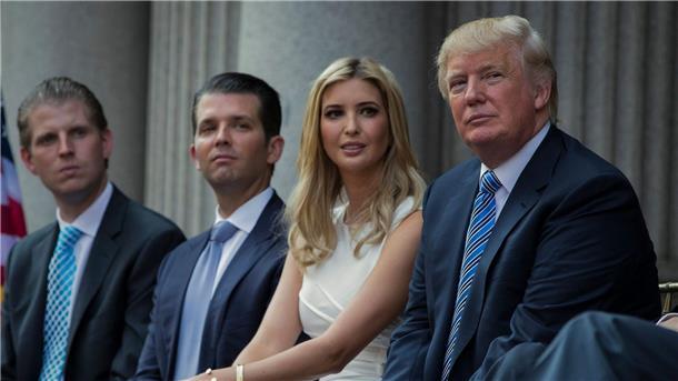 Der frühere US-Präsident Donald Trump (r) mit seinen Kindern Eric Trump (l-r), Donald Trump Jr. und Ivanka Trump. Trumps Tochter soll vor einer Grand Jury unter anderem zur Rolle Trumps beim Sturm auf das US-Kapitol aussagen.
