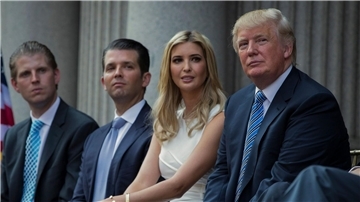 Der frühere US-Präsident Donald Trump (r) mit seinen Kindern Eric Trump (l-r), Donald Trump Jr. und Ivanka Trump. Trumps Tochter soll vor einer Grand Jury unter anderem zur Rolle Trumps beim Sturm auf das US-Kapitol aussagen.