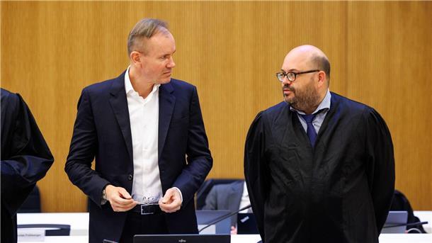 Der frühere Wirecard-Vorstandschef Markus Braun (l) im Gerichtssal neben seinem Rechtsanwalt Nico Werning.