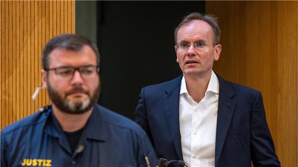 Der früheren Wirecard-Vorstandschef Markus Braun wird von einem Justizbeamten in den Gerichtssaal begleitet.