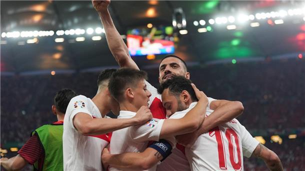 Türkei müht sich ins Achtelfinale Der Führungstreffer von Hakan Calhanoglu (r) brachte das Hamburger Volksparkstadion zum Beben.