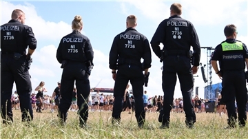 Polizeieinsatzkräfte von hinten