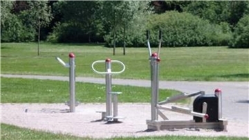 Der Ganzkörpertrainer (rechts) am Vörder See wurde beschädigt und bereits von den Bauhofmitarbeitern entfernt.