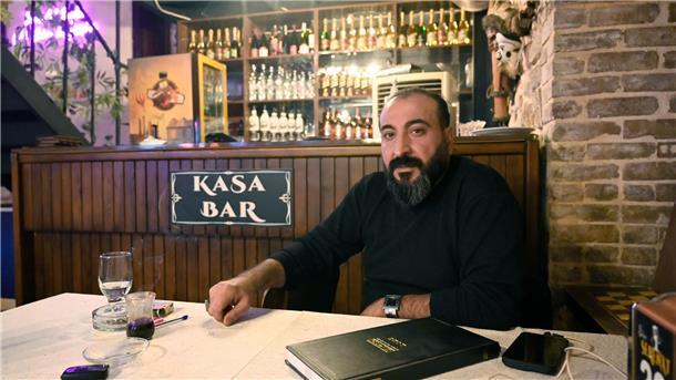 Feiern im Schutt - Das Leben nach dem Erdbeben in der Türkei Der Gastronom Cahit betreibt ein traditionelles türkisches Gasthaus in der zerstörten Altstadt Antakyas.