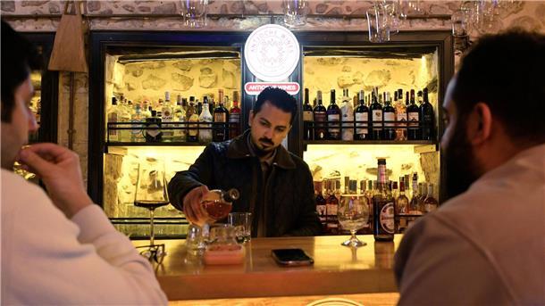 Feiern im Schutt - Das Leben nach dem Erdbeben in der Türkei Der Gastronom Dogus Genc betreibt inmitten der zerstörten Altstadt eine kleine Tanzbar.