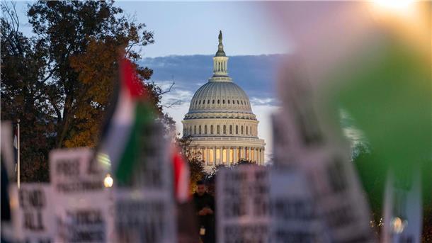 Bilder des Tages Der Gaza-Krieg bestimmt auch weiterhin das politische Geschehen auf den Straßen. In Washington protestieren Menschen bei einer pro-palästinensischen Demonstration für eine Feuerpause im Gazastreifen.