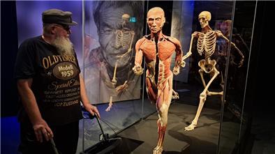 Der Geestländer Detlef Bieritz besucht erstmals die Körperwelten-Ausstellung in Bremen. Er hat sich als Spender für eine Plastination registrieren lassen. 
