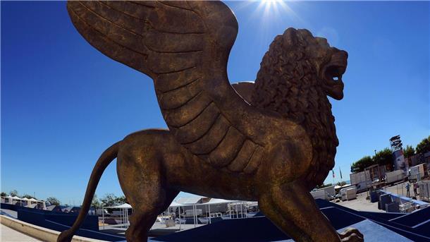 „Ferrari“ bringt die Stars zurück nach Venedig Der geflügelte Goldene Löwe, Symbol des Internationalen Filmfestspiele von Venedig.
