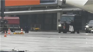 Der Geiselnehmer (l) kniet mit seinem Kind auf dem Boden - ein Polizeibeamter bringt eine Decke.