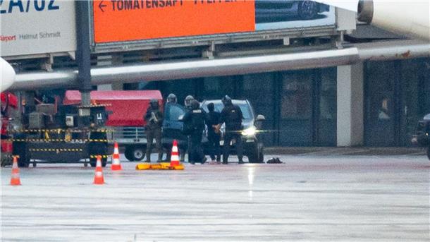 Der Geiselnehmer wird von der Polizei abgeführt.