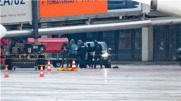 Der Geiselnehmer wird von der Polizei abgeführt.