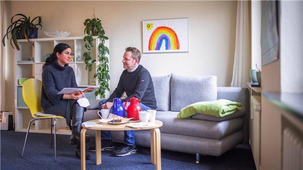 Der gemeinnützige Verein Refugio begleitet traumatisierte Flüchtlinge - auch Kinder - unter anderem aus Afghanistan, Iran, Ukraine in Bremerhaven. Refugio-Sprecher Marc Millies und Psychologin Shirin Dezfouli betreuen die Beratungsstelle.