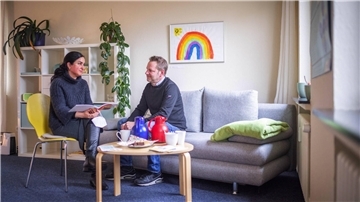 Der gemeinnützige Verein Refugio begleitet traumatisierte Flüchtlinge - auch Kinder - unter anderem aus Afghanistan, Iran, Ukraine in Bremerhaven. Refugio-Sprecher Marc Millies und Psychologin Shirin Dezfouli betreuen die Beratungsstelle.
