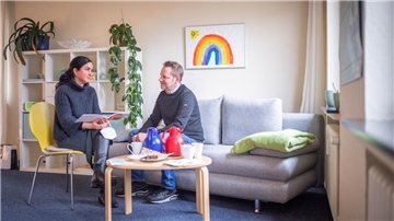 Shirin Dezfouli ist Psychologin mit iranischen Wurzeln, Marc Millies ist im Flüchtlingsrat Bremen und Sprecher des Vereins Refugio. Beide hier in der Beratungsstelle Bremerhaven