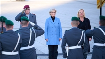 Der  Generalinspekteur der Bundeswehr, Eberhard Zorn (l.), Christine Lambrecht (M.), Bundesministerin der Verteidigung, und die Wehrbeauftragte des Deutschen Bundestages, Eva Högl, auf den Paradeplatz des Bundesministeriums der Verteidigung.