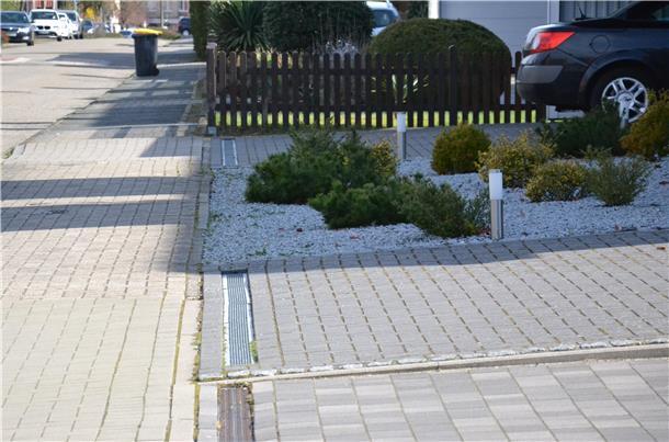 Der Gesamte Vorplatz dieses Wohnhauses in Zeven ist gepflastert und geschottert. Das darf nicht sein. 