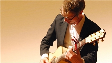 Mann spielt Gitarre