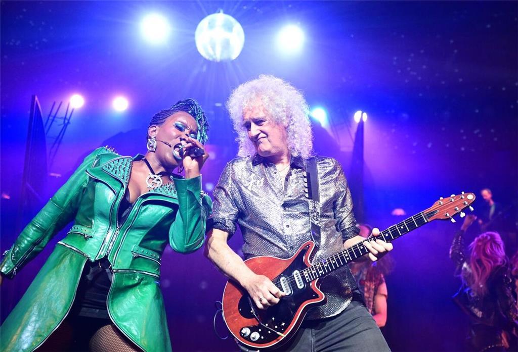 Plötzlich steht der Gitarrist von Queen auf der Bühne Der Gitarrist stand gemeinsam mit den Musicaldarstellern auf der Bühne.