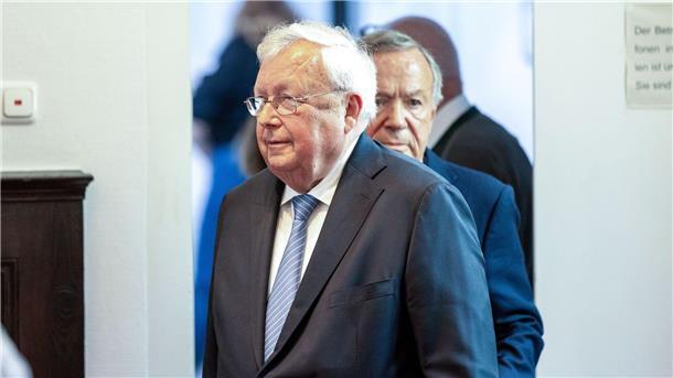 „Der gleiche Rechtsstaat, der Olearius nun vor einem Verfahren schützt, dem er nicht mehr gewachsen ist, hätte ihn schon früher entschlossen anklagen müssen“, sagt der frühere Grünen-Bundestagsabgeordnete und jetzige Vorstand der Bürgerbewegung Finanzwende, Gerhard Schick.