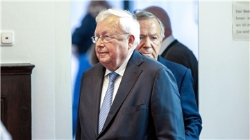 „Der gleiche Rechtsstaat, der Olearius nun vor einem Verfahren schützt, dem er nicht mehr gewachsen ist, hätte ihn schon früher entschlossen anklagen müssen“, sagt der frühere Grünen-Bundestagsabgeordnete und jetzige Vorstand der Bürgerbewegung Finanzwende, Gerhard Schick.
