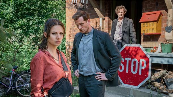 Anwältin mit Western-Flair - Neue ZDF-Serie Der „Gleisgeher“ (Jörn Hentschel, r.) hat gerade Mai (Julia Hartmann, l.) und Johann (Christoph Schechinger, M.) aus seinem Haus hinausgeworfen.