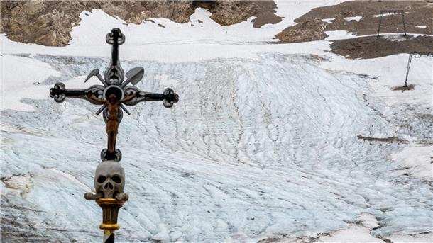 Ökumenische Trauerfeier für sterbenden Zugspitz-Gletscher Der Gletscher an der Zugspitze schmilzt dahin - eine Trauerfeier soll auf die Folgen der Klimakrise aufmerksam machen.