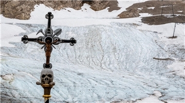Der Gletscher an der Zugspitze schmilzt dahin - eine Trauerfeier soll auf die Folgen der Klimakrise aufmerksam machen.