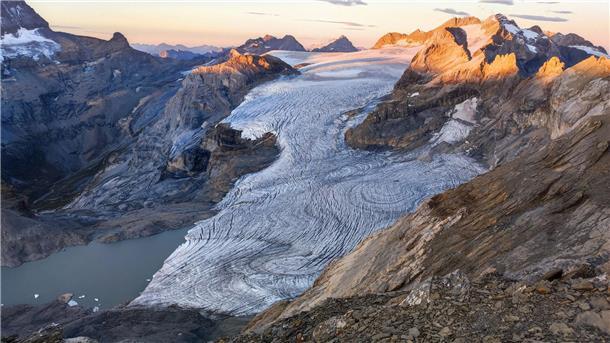 Wenig Schnee, viel Hitze: Gletscher schrumpfen weiter Der Gletscher Claridenfirn im Schweizer Kanton Glarus war im September 2025 komplett schneefrei.