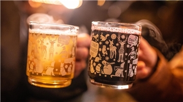 Der Glühwein gehört für viele Menschen ebenso in die Vorweihnachtszeit wie Kekse backen. Und noch eines prägt diese Zeit: Es ist die Bereitschaft, für Menschen in Not zu spenden.