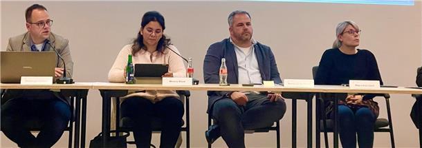 Der Gnarrenburger Schul- und Kulturausschuss hatte in seiner jüngsten Sitzung eine lange Tagesordnung abzuarbeiten: Unser Foto zeigt Maja-Lena Lüers (von rechts) und Marcel van der Pütten von der Verwaltung, Ausschussvorsitzende Melanie Blank und Christoph Halbeck (Verwaltung). Im Blickpunkt unter anderem: die Ganztagsbetreuung, auf die niedersächsische Kinder im Grundschulalter ab 2026 ein Recht haben.