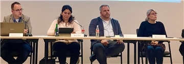 Der Gnarrenburger Schul- und Kulturausschuss hatte in seiner jüngsten Sitzung eine lange Tagesordnung abzuarbeiten: Unser Foto zeigt Maja-Lena Lüers (von rechts) und Marcel van der Pütten von der Verwaltung, Ausschussvorsitzende Melanie Blank und Christoph Halbeck (Verwaltung). Im Blickpunkt unter anderem: die Ganztagsbetreuung, auf die niedersächsische Kinder im Grundschulalter ab 2026 ein Recht haben.