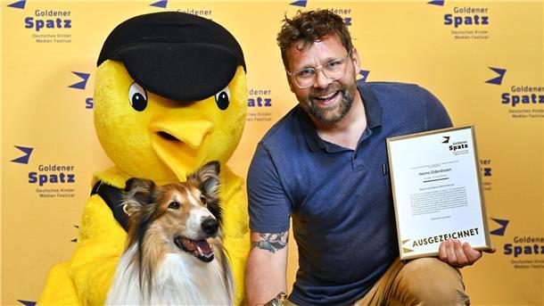 „Goldener Spatz“ für Lassie  Der „Goldene Spatz“, Filmhund „Bandit“ und Regisseur Hannes Olderdissen freuen sich über die Auszeichnung für  „Lassie - Ein neues Abenteuer“.