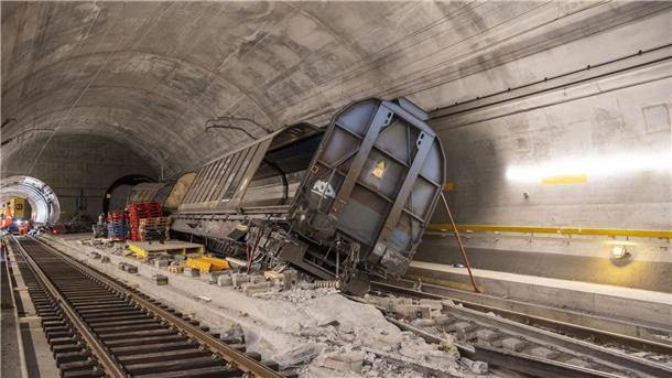 Der Gotthard-Eisenbahntunnel ist nach der Entgleisung eines Güterzugs ebenfalls gesperrt.