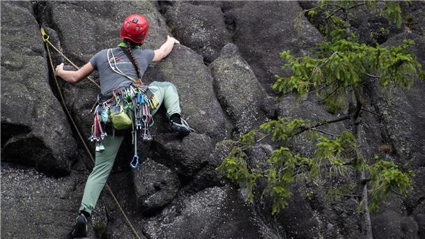 Der Granitfelsen Marienwand im Harz gehört mit seinen Felstürmen zu den beliebtesten Kletterfelsen im Okertal.
