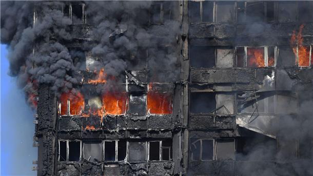 Grenfell-Katastrophe: Gericht bestätigt Millionenvergleich  Der Grenfell Tower im Westen Londons steht in Flammen.