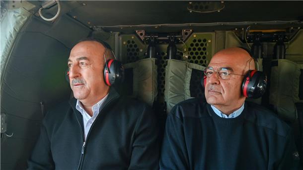 Nach Erdbeben: Entspannung zwischen Ankara und Athen? Der griechische Außenminister Nikos Dendias (r.) und sein türkischer Amtskollege Mevlüt Cavusoglu bei einem gemeinsamen Flug über die erdbebengeschädigten Gebiete in der Türkei.